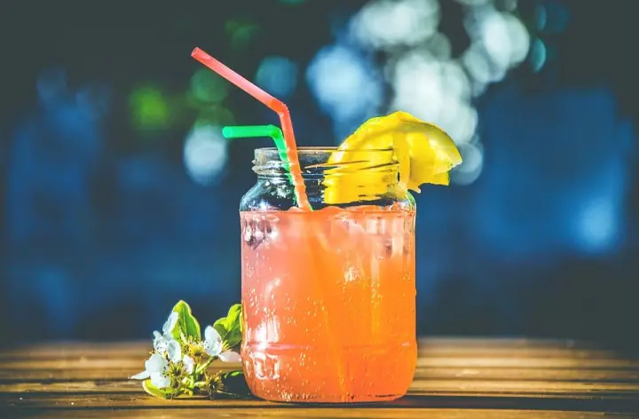 Bendable drinking straw